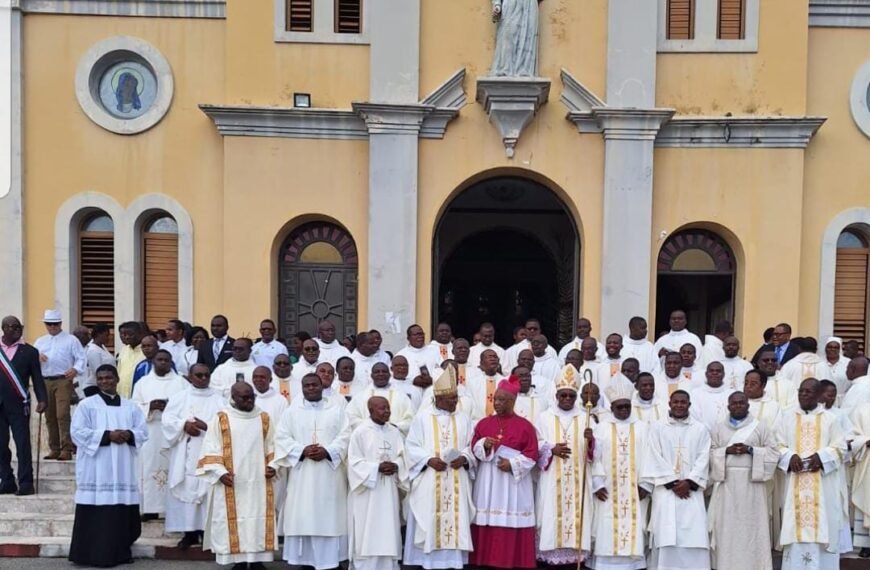 El obispo Juan Matogo presenta al Papa Francisco su renuncia del gobierno pastoral de la diócesis de Bata