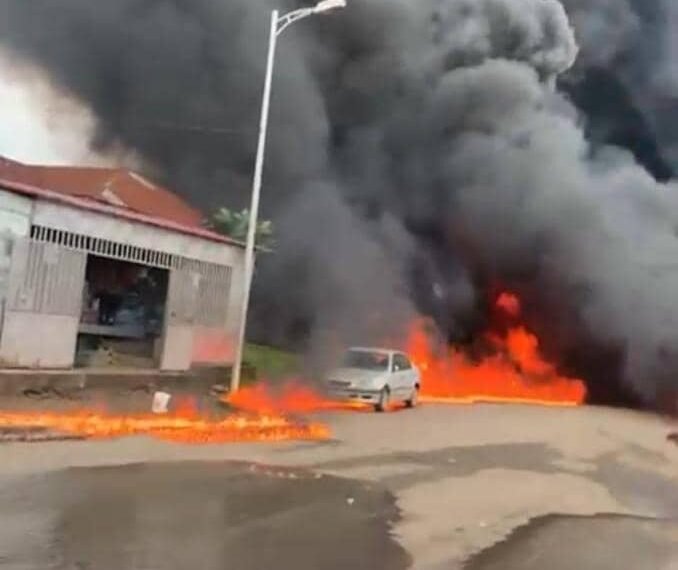 Tragedia en Timbabe: Explosión de camión cisterna deja al menos un muerto y devastación en el barrio