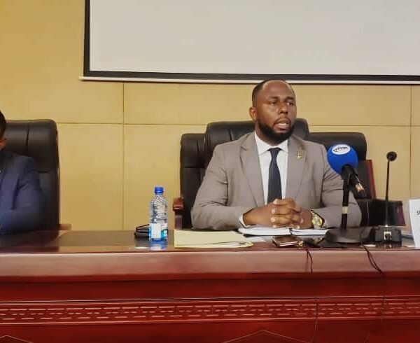 El Ministerio de Obras Públicas de Guinea Ecuatorial se reúne con más de 20 empresas del sector de carreteras para implementar nuevas normativas